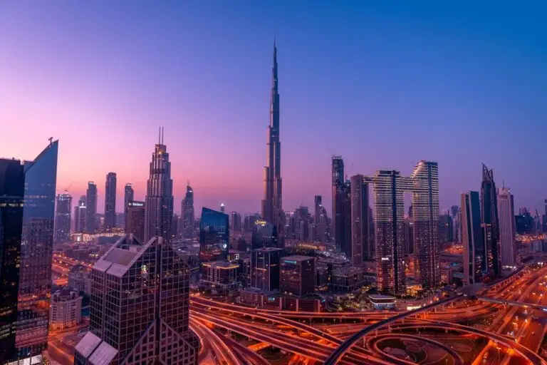 Photographie du campus de Dubaï de l'Université Azad', mettant en valeur l'emblème de l'INTIAU.